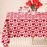Mantel genérico Valentine con corazones rojos y rosas, ideal para cenas románticas.