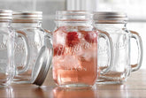 Glaver's Mason Jar 16oz con asa y tapa, ideal para bebidas frías y presentación elegante.