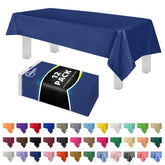 Mantel Grandipity desechable azul marino 54x108 sobre mesa para protección y estilo para eventos.
