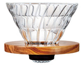 V60 de Hario con cono de vidrio resistente al calor y base de olivo.