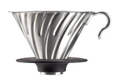 HARIO V60 de metal, vista frontal, realza notas florales del café.