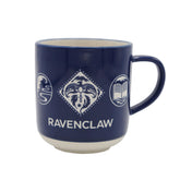 Taza Ravenclaw de Harry Potter, vista frontal del escudo, ideal para café matutino.