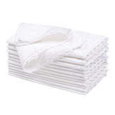 Hausattire: servilletas de tela blancas con encaje para mesa elegante.