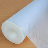 Hersvin protector de estantes con rayas claras protege superficies de cocina.