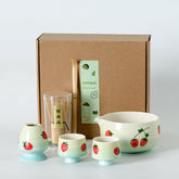 Conjunto hijaunatis de matcha con tazon fresa para ritual diario