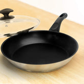 Sartén antiadherente HOMICHEF 11 pulgadas con base de tres capas para calor uniforme.