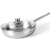Sartén HOMICHEF frente espejo, acabado brillante para cocina y mesa.
