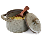 Honeydak salero cerámico moteado con tapa y cuchara de madera, práctico para especias.