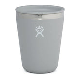 Hydro Flask Outdoor Kitchen Tumbler con medidas internas para medir ingredientes al aire libre.