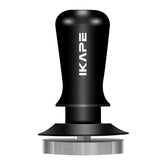 Tamper IKAPE con base plana de 53mm en uso para espresso uniforme