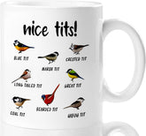 Taza Jigfoxy con aves divertidas, vista frontal para empezar el día con humor.