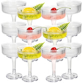 Copa Jingmore martini acanalada de 7 oz, ideal para cócteles en fiestas.