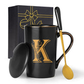 Taza Letter K de Jmugmt con flor, ideal regalo personalizado.
