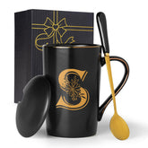 Taza jmugmt con letra S y flor, regalo personalizado para momentos especiales.