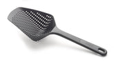 Joseph Joseph Scoop Plus Colander negro, práctico para escurrir desde una olla caliente
