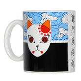 Taza JUST FUNKY Demon Slayer con máscara Kitsune en primer plano, diseño para ritual de café