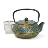 Juvale hervidor de hierro forjado en escena general, ideal para ritual de té en casa.