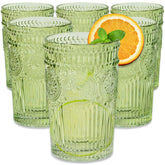 Vaso Kate Aspen verde ondulado con relieve floral, ideal para bebidas frescas.