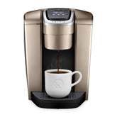 Keurig K-Elite con acabado dorado cepillado en una cocina moderna.