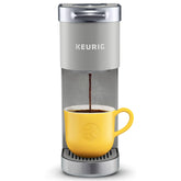 Keurig K-Mini Plus con diseño compacto en gris estudio para espacios pequeños