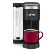 Keurig K-Supreme Smart cafetera frente, diseño compacto para cocinas.