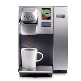 Keurig K155 Office Pro, pantalla táctil a color para seleccionar bebidas rápidamente.