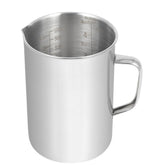 Taza medidora Kichwit de acero inoxidable frente, cómoda para medir líquidos con precisión.