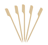 Palillos KingSeal de bambú verde natural de 4,5 pulgadas listos para servir.
