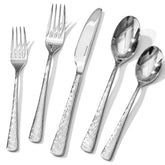 Juego de cubiertos KINGSTONE martillados con acabado espejo para mesa elegante.
