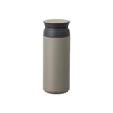 Taza de viaje Kinto caqui, tapa frontal visible, ideal para café caliente en exteriores