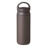 Kinto Dayoff Tumbler en vista frontal gris oscuro, ideal para llevar a diario.