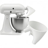 KitchenAid embudo de harina con ajuste perfecto para verter sin derrames.