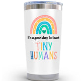 KLUBI Daycare Tumbler 20 onzas, vista frontal, regalo práctico para maestras.