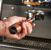 KNODOS portafiltro desnudo 54mm con mango Rosewood para ver la extracción en tiempo real