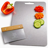 Kobiva tabla de acero inoxidable 304 con superficie higiénica para cortar carne y verduras.