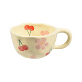 Taza Koythin con flor rosa, ideal para café matutino con estilo.