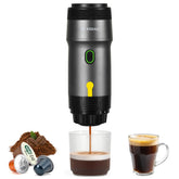 La cafetera Kssiaz portátil en campo lista para café rápido.
