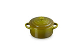 Le Creuset Cocotte mini oliva, perfecto para porciones individuales con estilo.