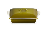 Le Creuset Heritage: cazuela rectangular de oliva con tapa, mantiene la comida caliente por más tiempo.