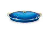 Le Creuset Heritage Fish Baker de loza de piedra, enfoque pescado oval, hornea pescado de forma uniforme.