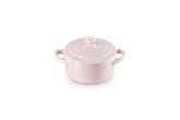 Le Creuset mini cocotte redonda, detalle-textura para hornear porciones uniformes.