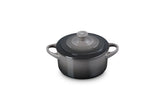 Le Creuset Mini Round Cocotte Oyster en la mesa para porciones elegantes.