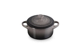 Le Creuset Mini Cocotte Oyster, frente, ideal para porciones y presentaciones elegantes.