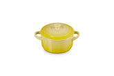 Le Creuset Mini Cocotte Soleil frente elegante para porciones individuales.