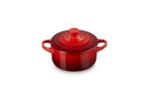 Le Creuset cocotte mini en Cerise, vista frontal para porciones elegantes.