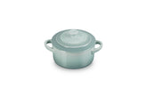 Le Creuset Mini Round Cocotte Sal de Mar, frente: porción individual lista para servir
