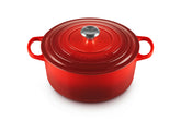 Le Creuset Olla de hierro esmaltado Cerise, vista frontal, ideal para dorar y sellar sabores