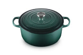 Olla Le Creuset con esmalte Artichaut, exterior vibrante para cocción uniforme.