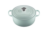 Olla Le Creuset de hierro esmaltado, redonda, ideal para guisos lentos y jugosos.