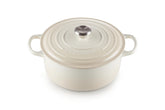 Olla Le Creuset merengue redonda, vista frontal, distribución de calor excelente.